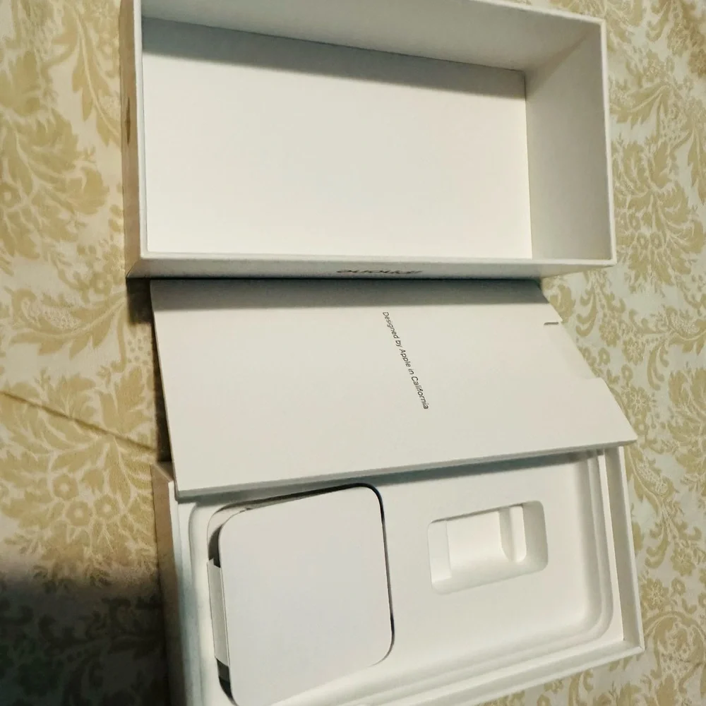 Apple iPhone XS Box only with unused headphone-White and Gold